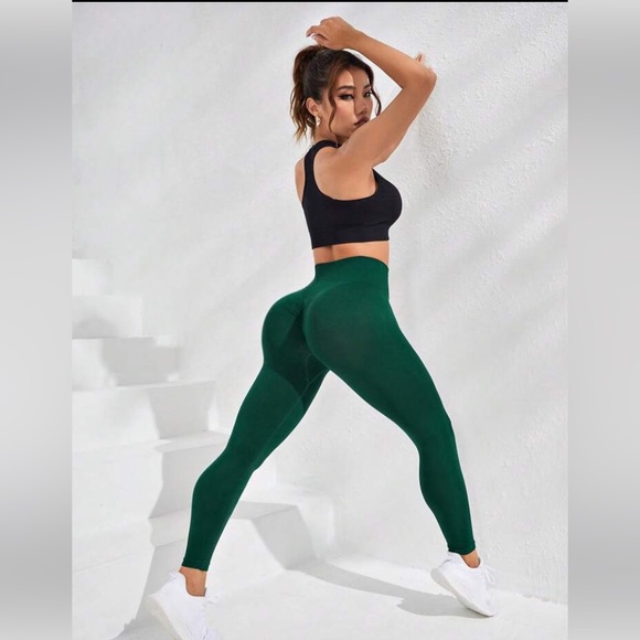 Booty Scrunch Leggings 🍑 - Picture 6 of 15